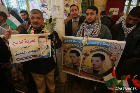 Palestinians take part in a protest demanding release the prisoners in Israeli jails, in front of Red cross office, in Gaza city, on February 8, 2016. Photo by Mohammed Asad