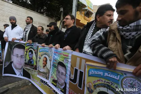 Palestinians take part in a protest demanding release the prisoners in Israeli jails, in front of Red cross office, in Gaza city, on February 8, 2016. Photo by Mohammed Asad