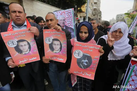 Palestinians take part in a protest demanding release the prisoners in Israeli jails, in front of Red cross office, in Gaza city, on February 8, 2016. Photo by Mohammed Asad