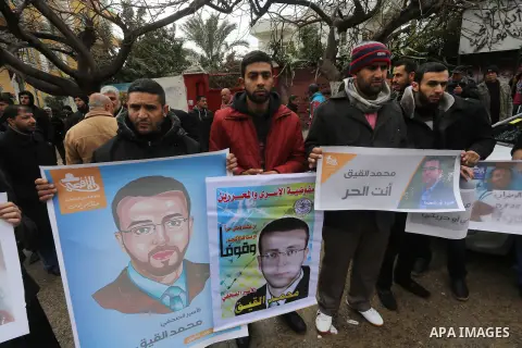 Palestinians take part in a protest demanding release the prisoners in Israeli jails, in front of Red cross office, in Gaza city, on February 8, 2016. Photo by Mohammed Asad