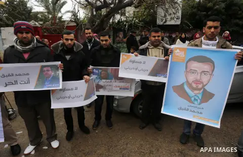 Palestinians take part in a protest demanding release the prisoners in Israeli jails, in front of Red cross office, in Gaza city, on February 8, 2016. Photo by Mohammed Asad