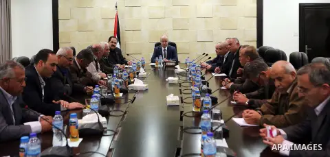 Palestinian Prime Minister Rami Hamdallah meets with general secretariat of the Teachers' union in the West Bank city of Ramallah on Feb. 18, 2016. Photo by Prime Minister Office