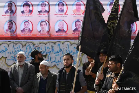 Palestinians take part in a protest demanding release the prisoners in Israeli jails, in Gaza city, on February 28, 2016. Photo by Mohammed Asad