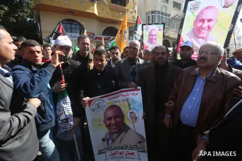 Palestinians take part in a protest demanding release the prisoners in Israeli jails, in Gaza city, on February 29, 2016. Photo by Mohammed Asad
