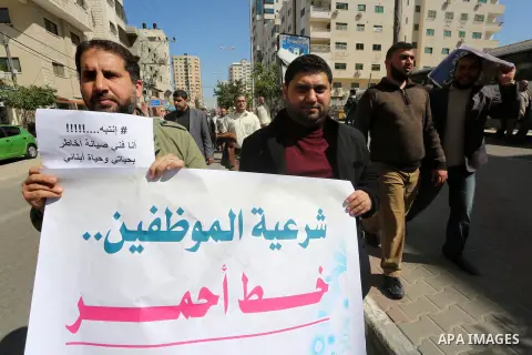 Employees of former Palestinian government take part in a protest to demand for pay their salaries, in Gaza city on March 1, 2016. Photo by Mohammed Asad
