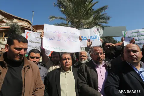 Employees of former Palestinian government take part in a protest to demand for pay their salaries, in Gaza city on March 1, 2016. Photo by Mohammed Asad