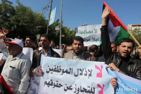 Employees of former Palestinian government take part in a protest to demand for pay their salaries, in Gaza city on March 1, 2016. Photo by Mohammed Asad