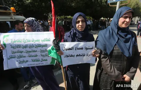 Employees of former Palestinian government take part in a protest to demand for pay their salaries, in Gaza city on March 1, 2016. Photo by Mohammed Asad