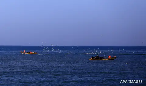 Palestinian fishermen ride their fishing at Gaza's seaport of Gaza City, on March 5, 2016. Photo by Yasser Qudih