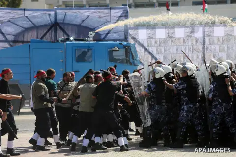 Palestinian members of officers display their skills during a graduation ceremony, in Gaza city, on March 6, 2016. Photo by Mohammed Asad