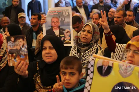 Palestinians take part in a protest demanding release the prisoners in Israeli jails, in front of Red cross office, in Gaza city, on March 7, 2016. Photo by Mohammed Asad
