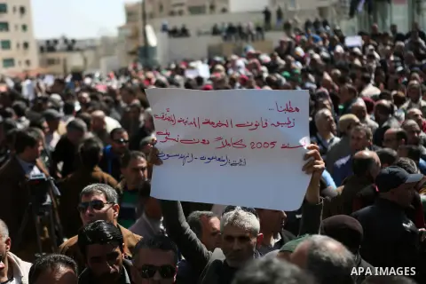 Palestinian teachers take part in a protest to demand their rights in front of the headquarters of the Council of Ministers, in the West bank city of Ramallah, March7, 2016. Photo by Shadi Hatem