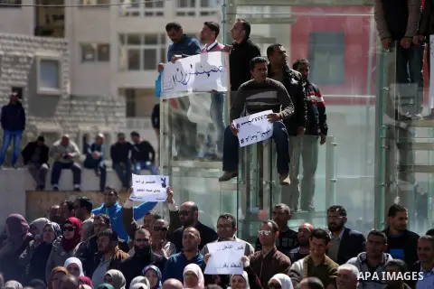 Palestinian teachers take part in a protest to demand their rights in front of the headquarters of the Council of Ministers, in the West bank city of Ramallah, March7, 2016. Photo by Shadi Hatem