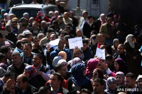 Palestinian teachers take part in a protest to demand their rights in front of the headquarters of the Council of Ministers, in the West bank city of Ramallah, March7, 2016. Photo by Shadi Hatem