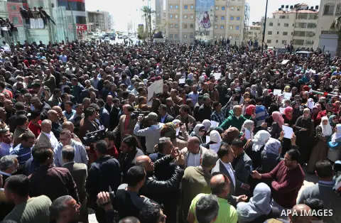 Palestinian teachers take part in a protest to demand their rights in front of the headquarters of the Council of Ministers, in the West bank city of Ramallah, March7, 2016. Photo by Shadi Hatem
