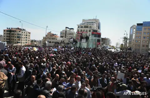 Palestinian teachers take part in a protest to demand their rights in front of the headquarters of the Council of Ministers, in the West bank city of Ramallah, March7, 2016. Photo by Shadi Hatem