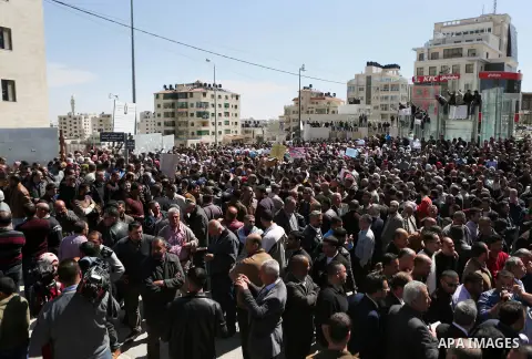 Palestinian teachers take part in a protest to demand their rights in front of the headquarters of the Council of Ministers, in the West bank city of Ramallah, March7, 2016. Photo by Shadi Hatem