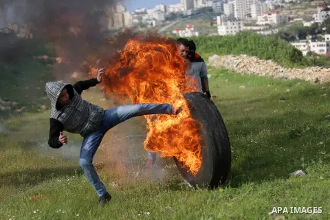 Palestinian protesters clash with Israeli security forces on March 18, 2016, following a demonstration in solidarity with Palestinian prisoners held in Israeli jails, outside the compound of the Israeli-run Ofer prison n...