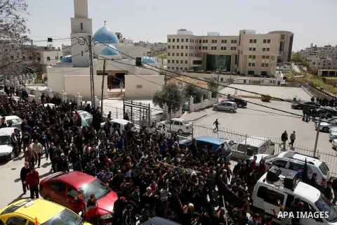 Palestinians carry the body of 19-year old Mahmoud Abu Fanoneh during his funeral in the West Bank city of Hebron, 19 March 2016. Mahmoud who according to the Israeli Army attempted to kill an Israeli soldier at a main r...