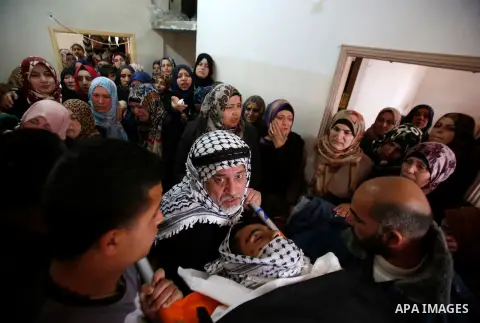 Palestinians carry the body of 19-year old Mahmoud Abu Fanoneh during his funeral in the West Bank city of Hebron, 19 March 2016. Mahmoud who according to the Israeli Army attempted to kill an Israeli soldier at a main r...