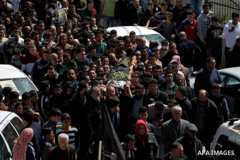 Palestinians carry the body of 19-year old Mahmoud Abu Fanoneh during his funeral in the West Bank city of Hebron, 19 March 2016. Mahmoud who according to the Israeli Army attempted to kill an Israeli soldier at a main r...