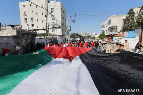 Palestinians watch a cultural carnival organized by Gaza Municipality in Gaza City April 1, 2016. Photo by Mohammed Asad