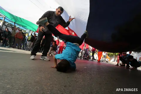 Palestinians watch a cultural carnival organized by Gaza Municipality in Gaza City April 1, 2016. Photo by Mohammed Asad