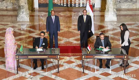 Egyptian President Abdel Fattah al-Sisi and with Mauritania President Mohamed Ould Abdel Aziz in attend the signature of cooperation in the Egyptian capital Cairo on April 03, 2016. Photo by Egyptian President Office