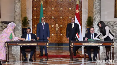 Egyptian President Abdel Fattah al-Sisi and with Mauritania President Mohamed Ould Abdel Aziz in attend the signature of cooperation in the Egyptian capital Cairo on April 03, 2016. Photo by Egyptian President Office
