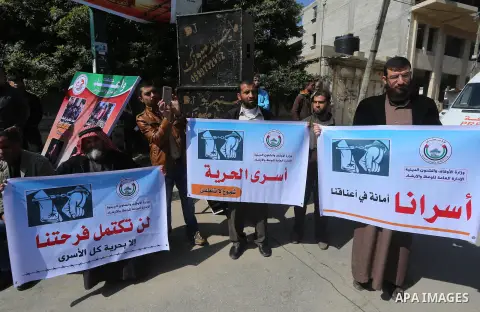 Palestinians take part in a protest demanding release the prisoners in Israeli jails, in front of Red cross office, in Gaza city, on April 4, 2016. Photo by Mohammed Asad