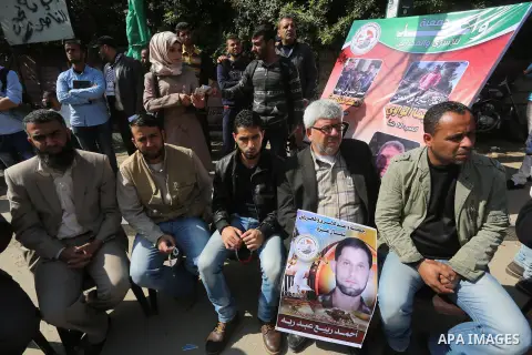 Palestinians take part in a protest demanding release the prisoners in Israeli jails, in front of Red cross office, in Gaza city, on April 4, 2016. Photo by Mohammed Asad