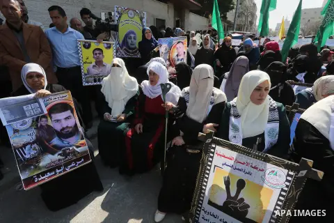 Palestinians take part in a protest demanding release the prisoners in Israeli jails, in front of Red cross office, in Gaza city, on April 4, 2016. Photo by Mohammed Asad