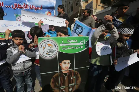 Palestinians take part in a protest demanding release the prisoners in Israeli jails, in front of Red cross office, in Gaza city, on April 4, 2016. Photo by Mohammed Asad