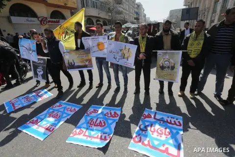 Palestinians take part in a protest demanding release the prisoners in Israeli jails, in front of Red cross office, in Gaza city, on April 4, 2016. Photo by Mohammed Asad