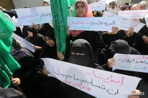 Palestinians take part in a protest demanding release the prisoners in Israeli jails, in front of Red cross office, in Gaza city, on April 4, 2016. Photo by Mohammed Asad