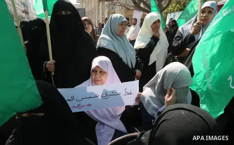 Palestinians take part in a protest demanding release the prisoners in Israeli jails, in front of Red cross office, in Gaza city, on April 4, 2016. Photo by Mohammed Asad