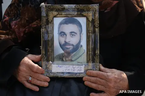 Palestinians take part in a protest demanding release the prisoners in Israeli jails, in front of Red cross office, in Gaza city, on April 4, 2016. Photo by Mohammed Asad