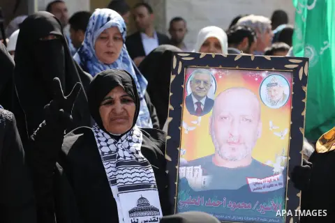 Palestinians take part in a protest demanding release the prisoners in Israeli jails, in front of Red cross office, in Gaza city, on April 4, 2016. Photo by Mohammed Asad