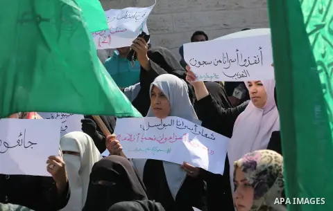 Palestinians take part in a protest demanding release the prisoners in Israeli jails, in front of Red cross office, in Gaza city, on April 4, 2016. Photo by Mohammed Asad