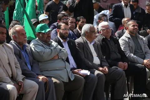 Palestinians take part in a protest demanding release the prisoners in Israeli jails, in front of Red cross office, in Gaza city, on April 4, 2016. Photo by Mohammed Asad
