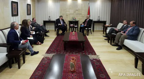Palestinian Prime Minister Rami Hamdallah meets with a delegation from the international labour organization in the West Bank city of Ramallah on April 04, 2016. Photo by Prime Minister Office