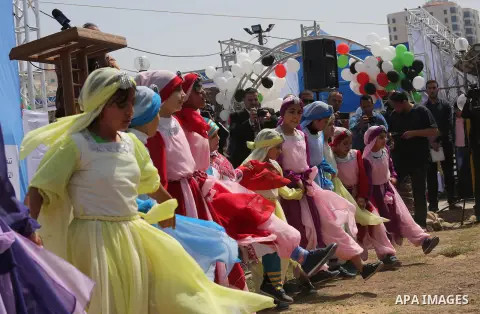 Palestinian children take part in a ceremony to mark Palestinian child day in Gaza seaport, on April 6, 2016. Photo by Mohammed Asad