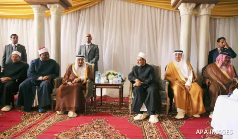 A handout picture made available by al-Azhar media center on April 9, 2016 shows the Grand Imam of al-Azhar Sheikh Ahmed al-Tayeb and Saudi King Salman bin Abdulaziz visiting the mosque at al-Azhar headquarters, the most...