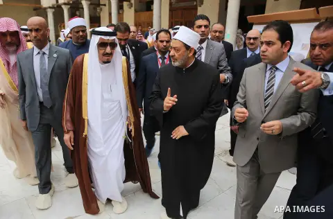 A handout picture made available by al-Azhar media center on April 9, 2016 shows the Grand Imam of al-Azhar Sheikh Ahmed al-Tayeb and Saudi King Salman bin Abdulaziz visiting the mosque at al-Azhar headquarters, the most...
