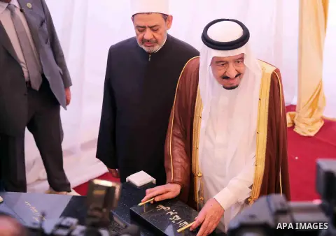 A handout picture made available by al-Azhar media center on April 9, 2016 shows the Grand Imam of al-Azhar Sheikh Ahmed al-Tayeb and Saudi King Salman bin Abdulaziz visiting the mosque at al-Azhar headquarters, the most...