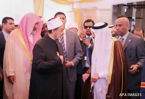 A handout picture made available by al-Azhar media center on April 9, 2016 shows the Grand Imam of al-Azhar Sheikh Ahmed al-Tayeb and Saudi King Salman bin Abdulaziz visiting the mosque at al-Azhar headquarters, the most...