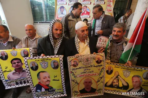 Palestinians take part in a protest demanding release the prisoners in Israeli jails, in front of Red cross office, in Gaza city, on April 11, 2016. Photo by Mohammed Asad