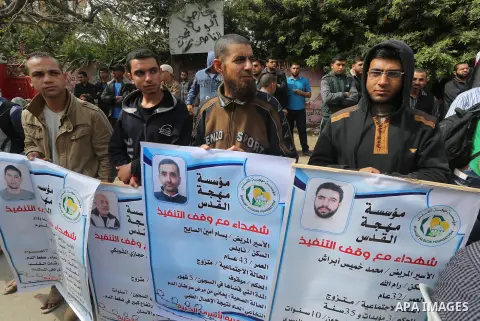 Palestinians take part during a protest to show solidarity with Al-Aqsa mosque and Palestinians in the West Bank occupied, in front of Red cross office, in Gaza city, on April 11, 2016. Photo by Mohammed Asad