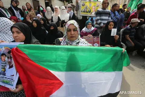 Palestinians take part in a protest demanding release the prisoners in Israeli jails, in front of Red cross office, in Gaza city, on April 11, 2016. Photo by Mohammed Asad