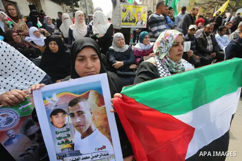 Palestinians take part in a protest demanding release the prisoners in Israeli jails, in front of Red cross office, in Gaza city, on April 11, 2016. Photo by Mohammed Asad